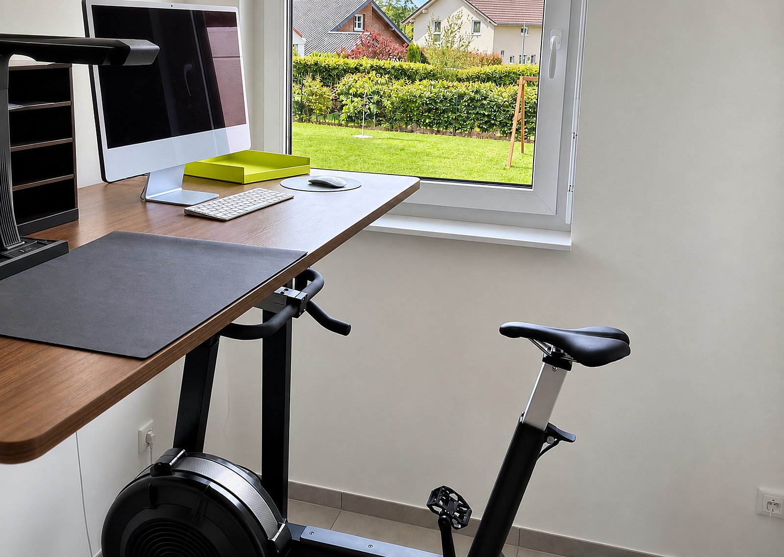 Büro der Praxis mit Rad-Ergometer am Fenster