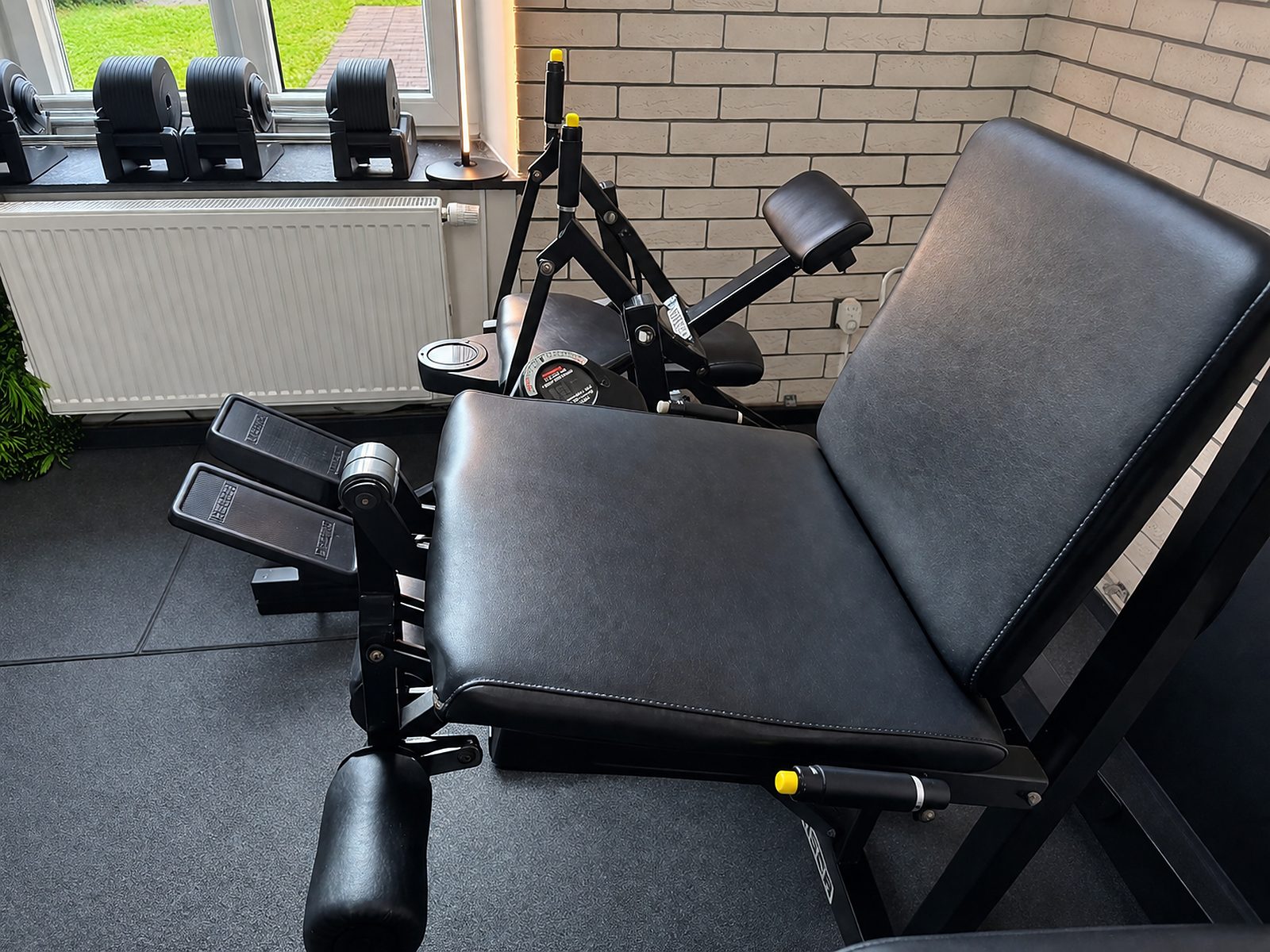 Trainingsraum von PhysioPower mit Keiser-Geräten und Kurzhanteln am Fenster
