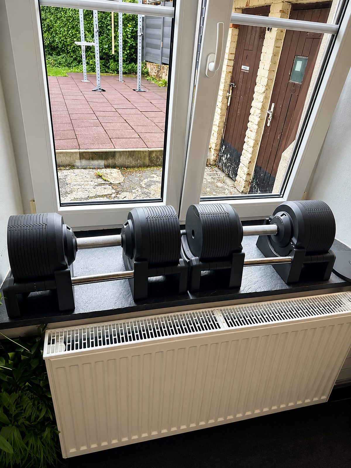 Kurzhanteln auf der Fensterbank des Trainingsraums