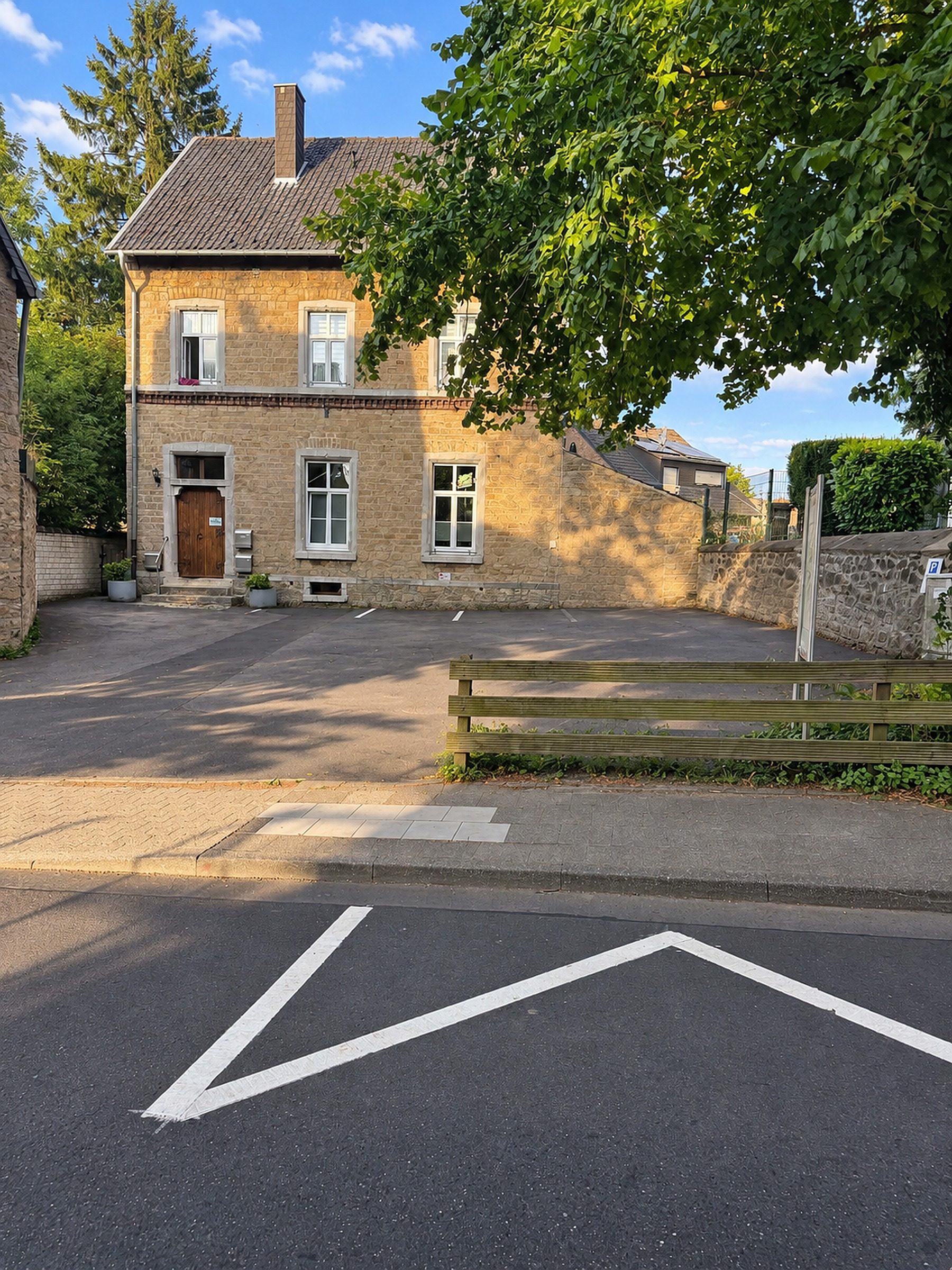 Die Praxis PhysioPower in Stolberg-Venwegen: Bruchsteinhaus an der Vennstraße mit Parkplätzen direkt vor der Tür