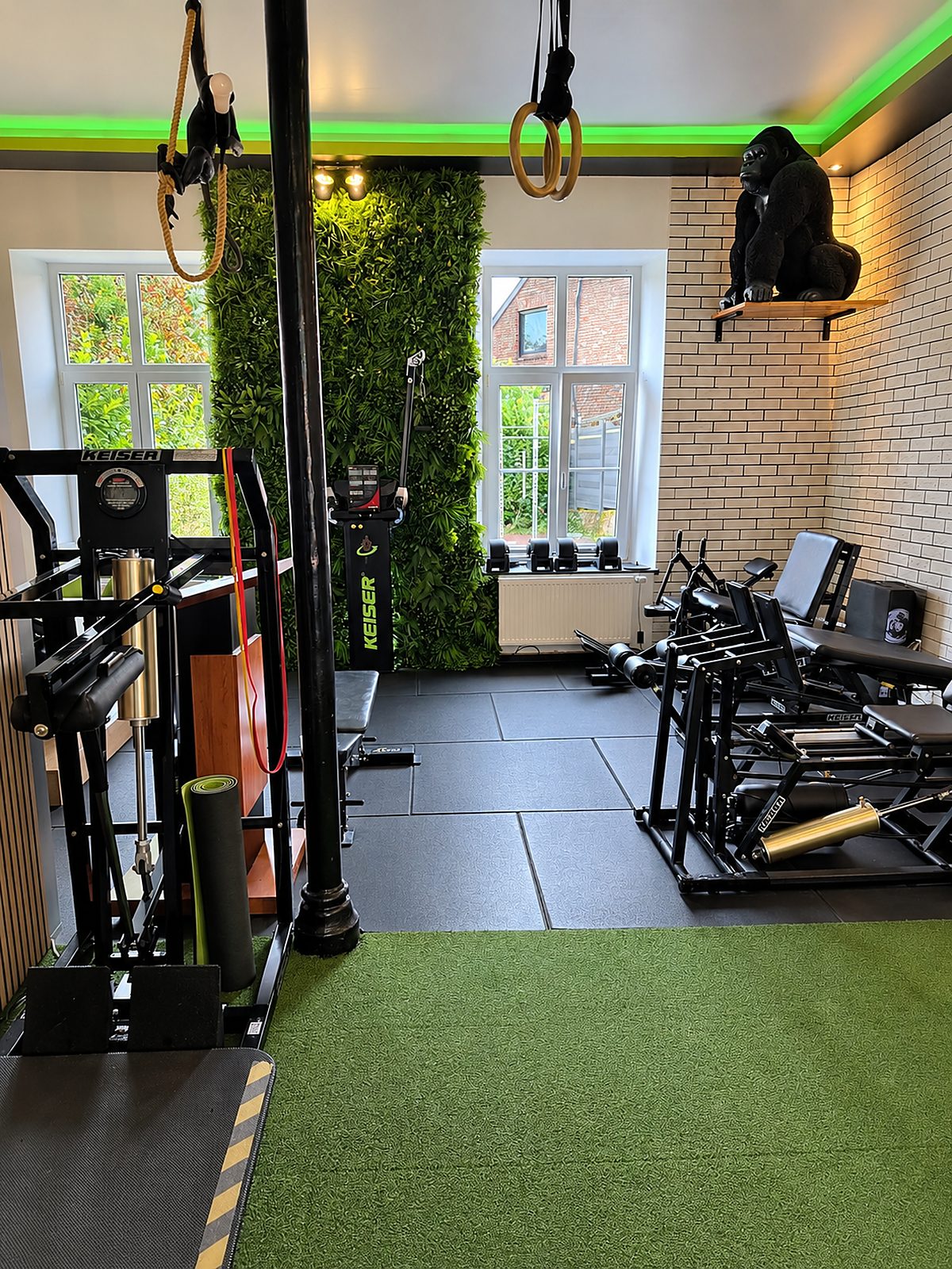 Der Trainingsraum von PhysioPower mit Keiser-Geräten