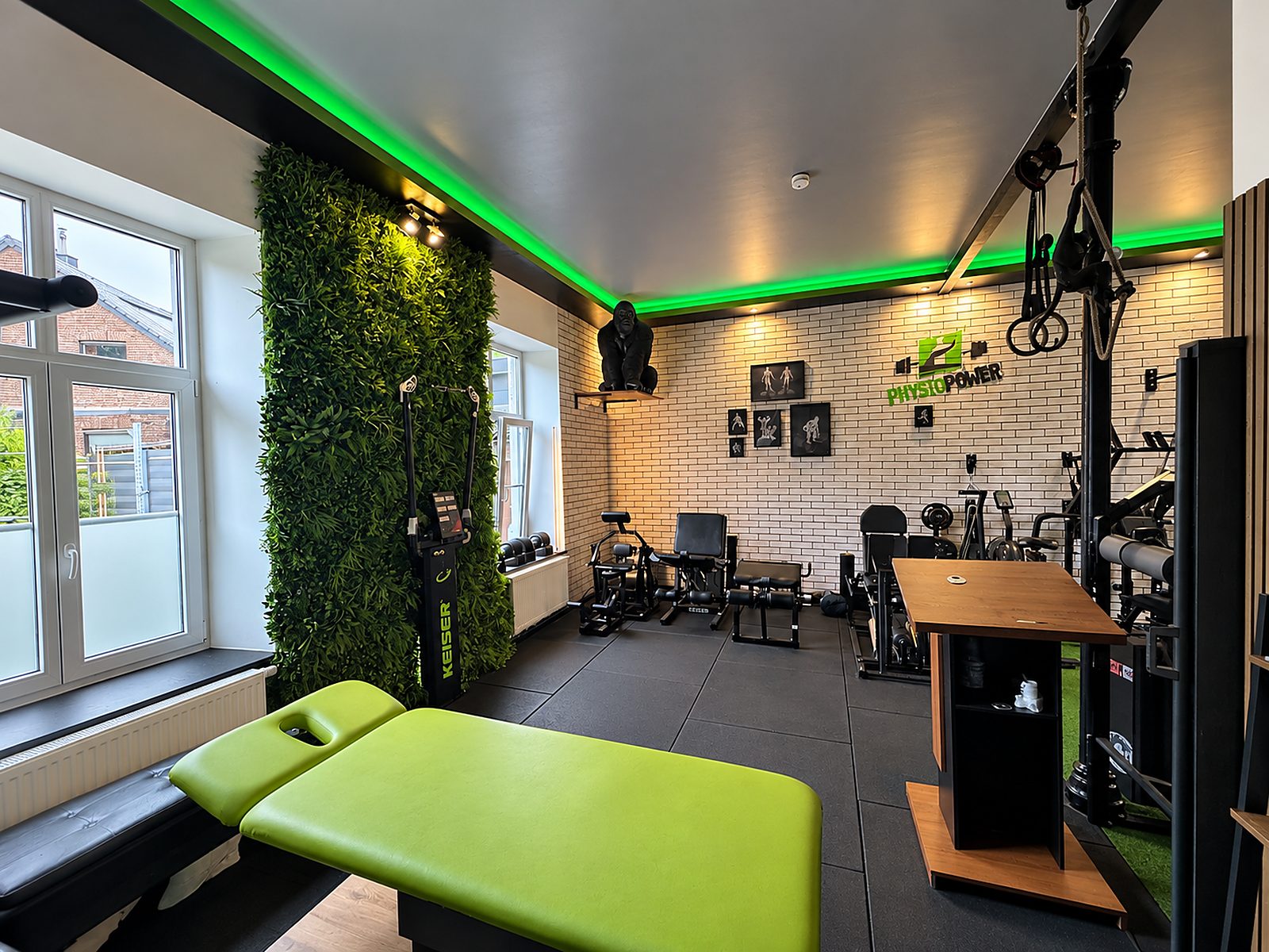 Behandlungsraum von PhysioPower mit Liege